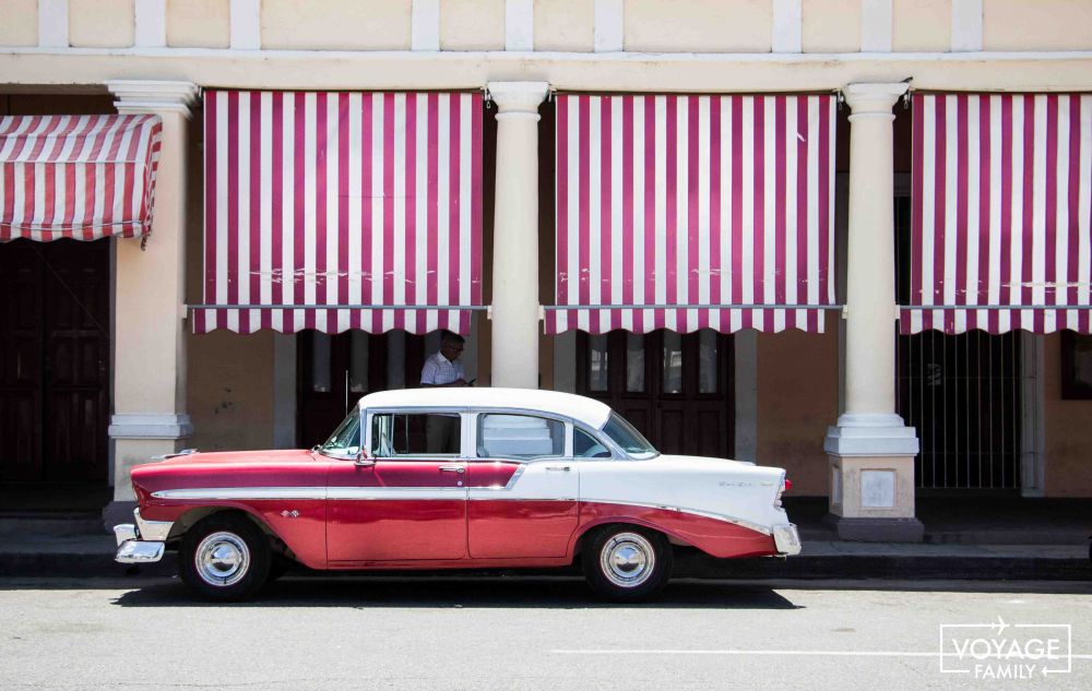 voiture américaine dans les rues de cienfuegos cuba